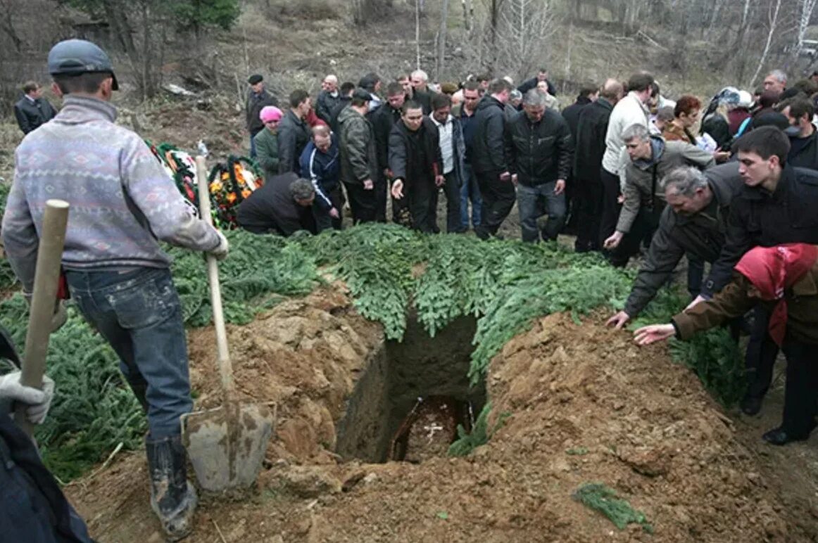 Можно хоронить на своем участке. Похороны Шахтеров погибших на шахте Распадская.