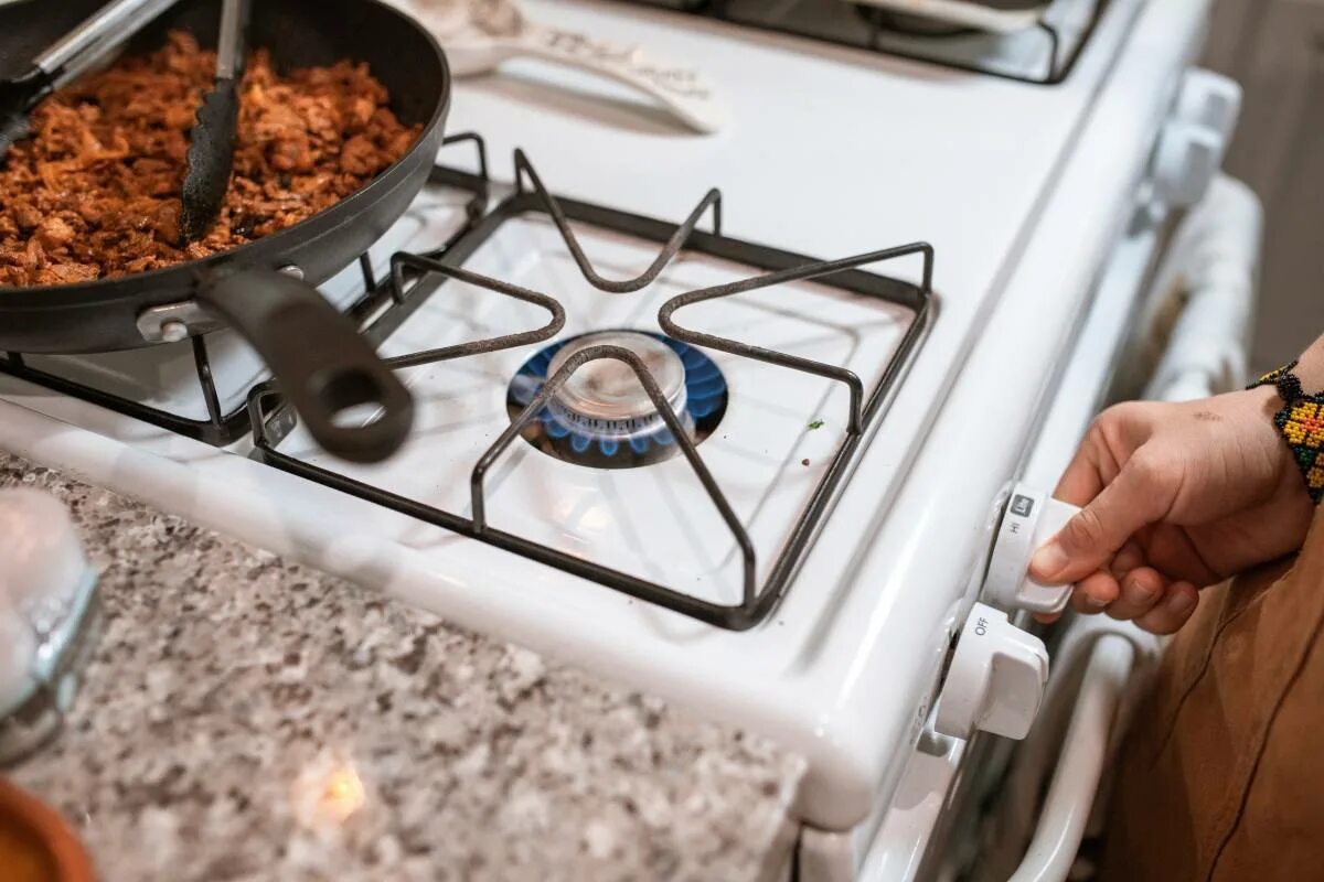 Почистить конфорки плиты. Чистка газового plita. чистка gas stove. непотушенные газовые конфорки.
