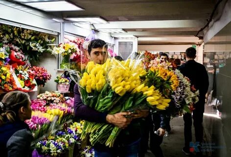 В цветочном магазине продаются тюльпаны