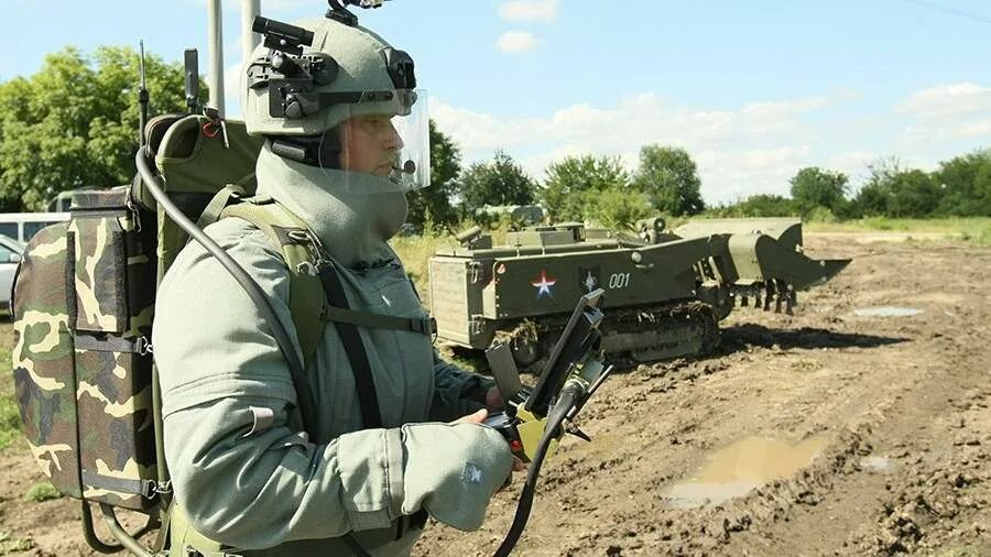 Сапёры международного противоминного центра вс рф. Робот сапер уран 6. Российские саперы. Саперы в сирии. Экзоскелет сирия сапёр.