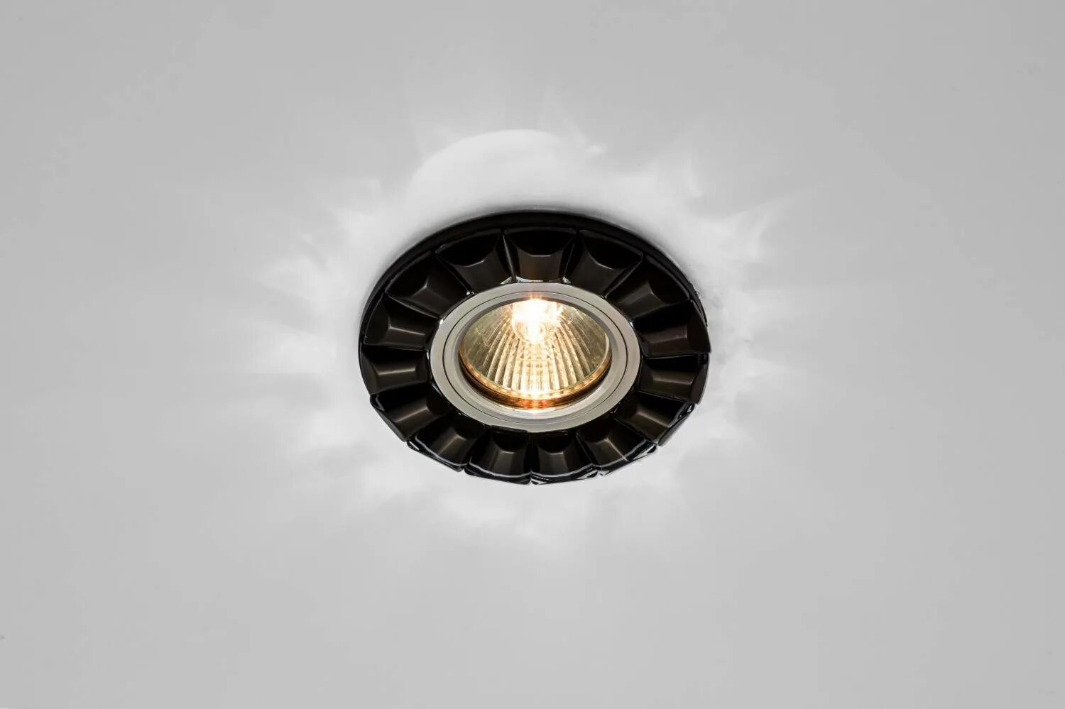 Черные точечные светильники в интерьере. Светильник встраиваемый потолочный центрсвет. Магнитный трековый светильник центрсвет. Точечный светильник bold 9392. Встраиваемый точечный светильник lightstar miriade 011005.