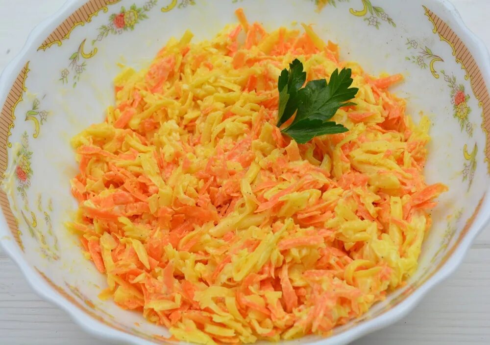 Рецепты вкусных салатов из свежей моркови. Салат с корейской морковью и крабовыми палочками. Салат из моркови с чесноком и сыром. Салат с морковкой и чесноком. Салат морковный с сыром.