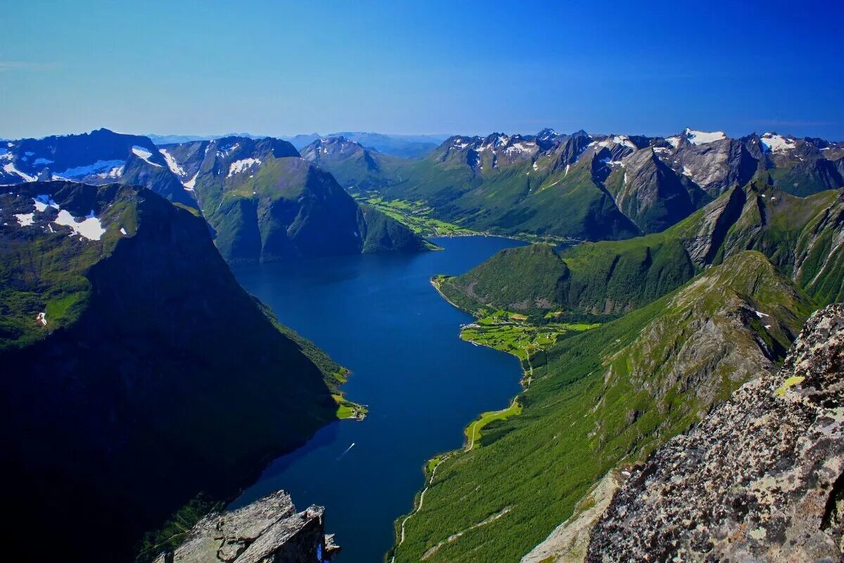 Фьорды достопримечательность какой страны. Норвегия горы фьорды. Акернесет гора в Норвегии. Фьорд в Норвегии Скандинавия. Осло Норвегия фьорды.