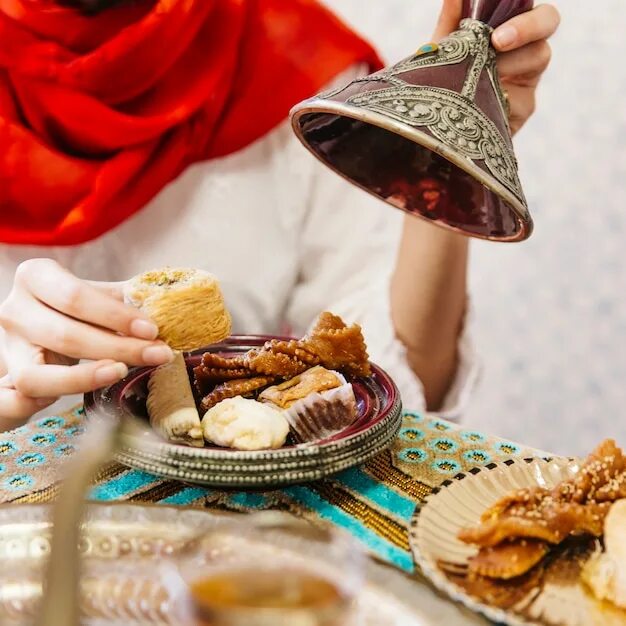 Еда после уразы. Рамадан ифтар Эстетика. Рамадан еда. Стол на Рамадан. Сладости на Рамадан.