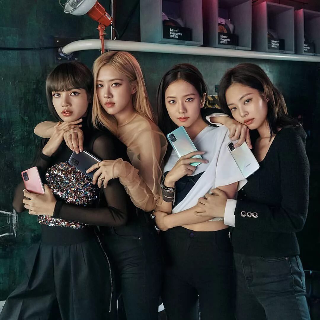 Сколько лет блэк. Группа blackpink 2025. блэк пинк 2025. блэк пинк участницы. блэк пинк 2016.