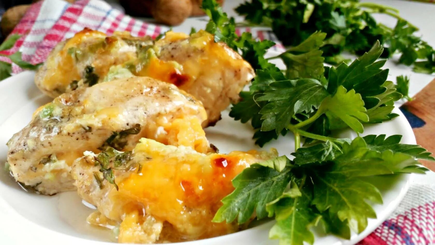 Рецепт куриного филе с сыром. Курица под сыром в духовке. куриное филе в духовке с сыром. курица с сыром и чесноком. куриная грудка под сыром в духовке.