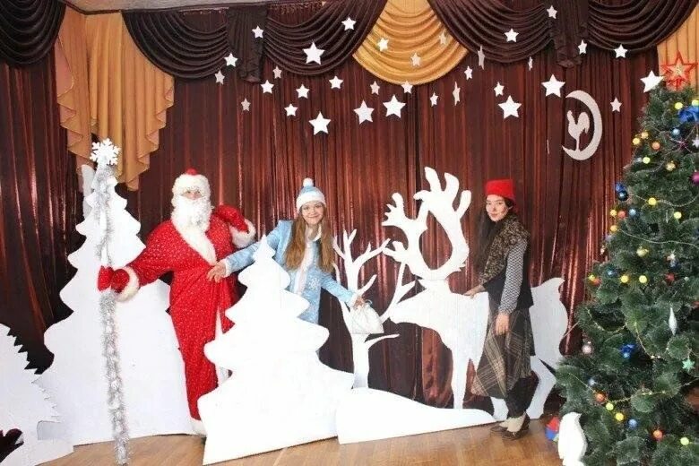 новогодний спектакль для детей. елка рядом с дк молодежи. новый год дом культуры. балтийск дом культуры новый год. дк строитель новогоднее представление.