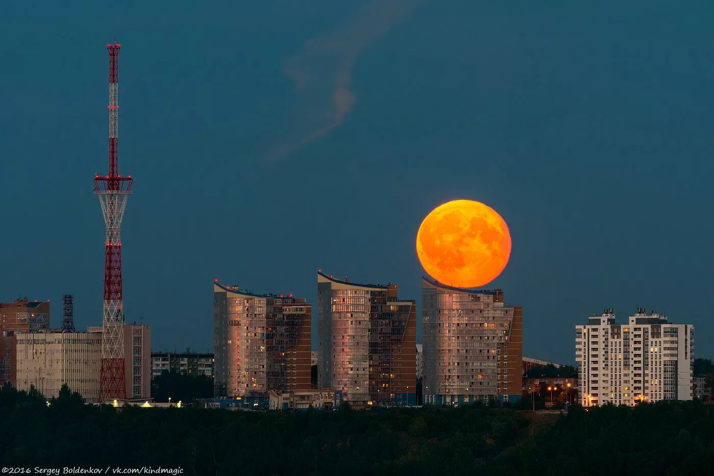 Восход луны в москве. Суперлуние 2022. Суперлуние 2022 Москва. Суперлуние в Перми. Суперлуние в Волгограде.