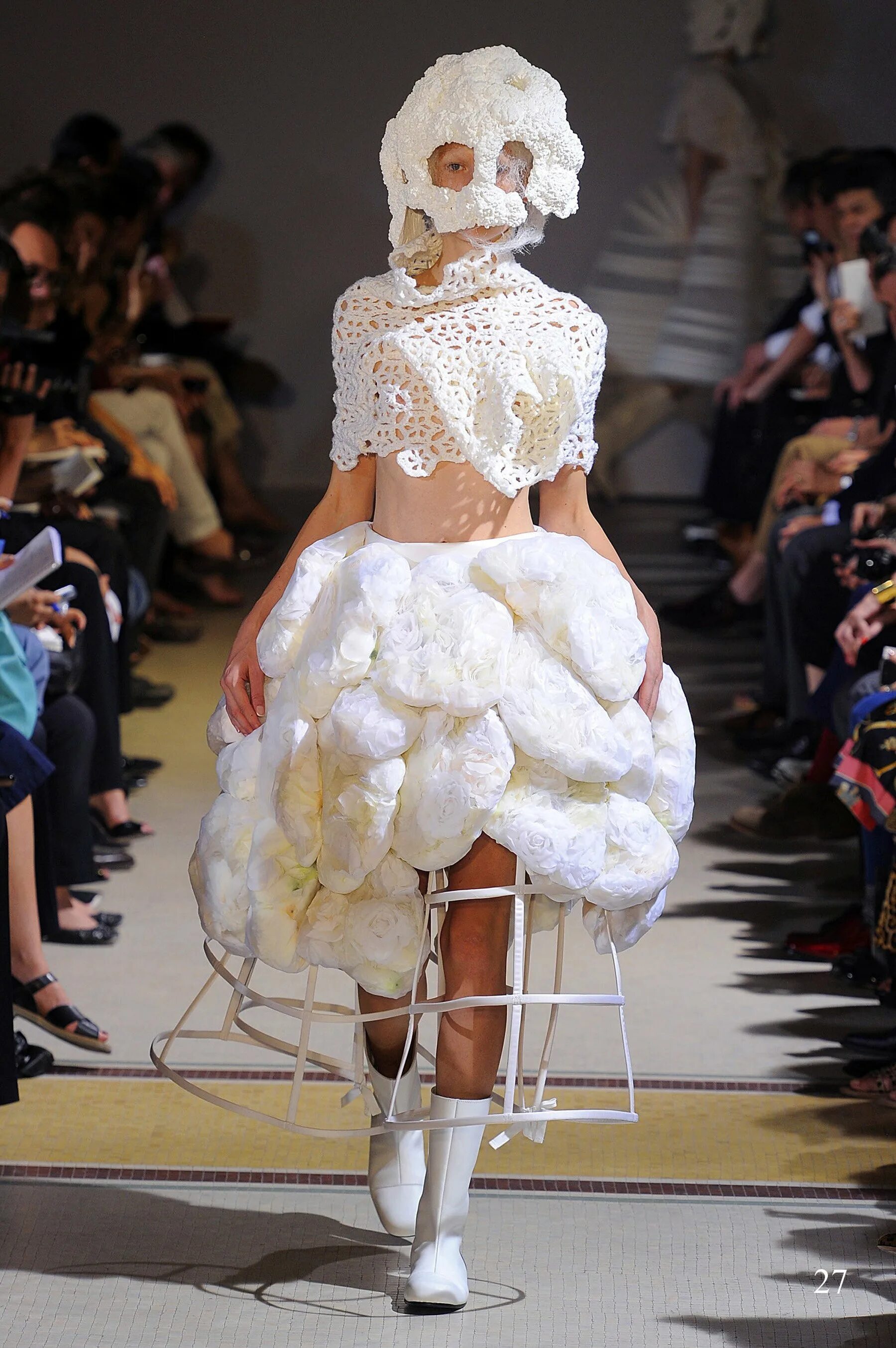 Странные свадебные платья. Необычная одежда для женщин. Необычные платья. Необычная одежда. Необычная мода.