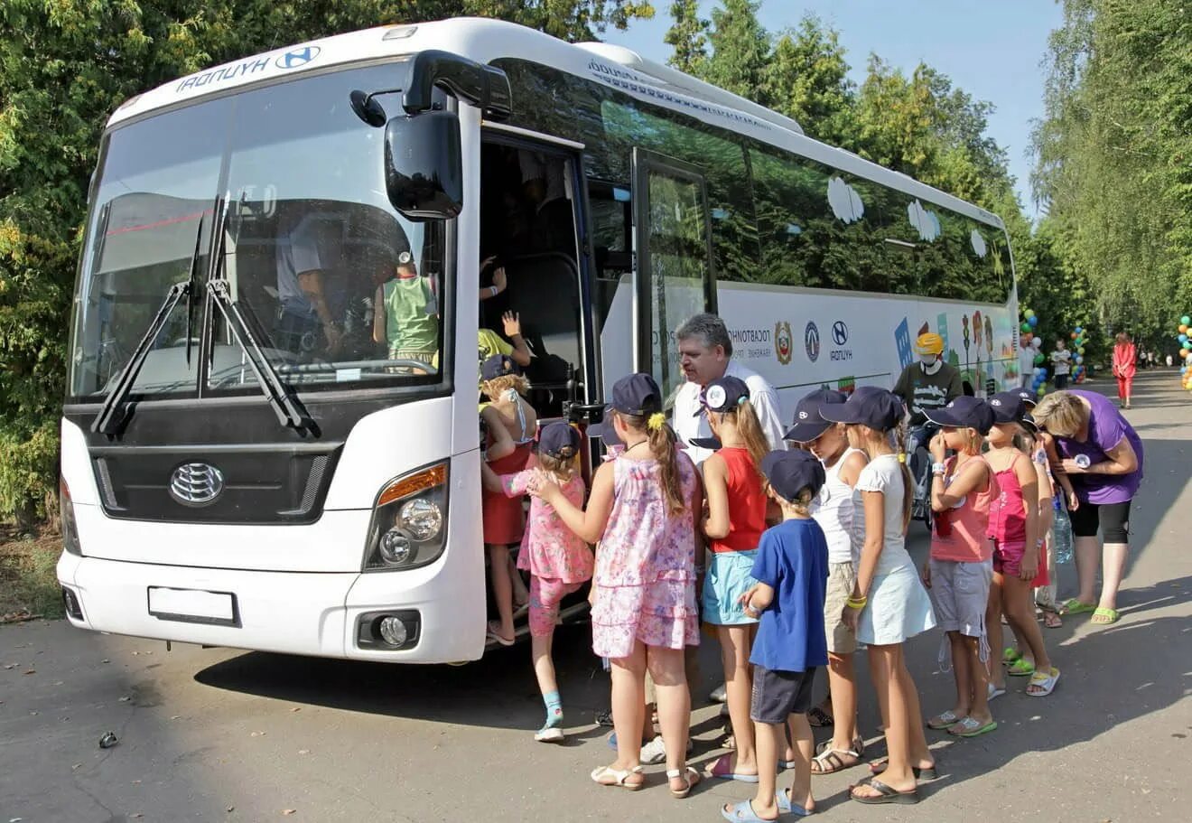 Перевозка детей автобусом заказ. Экскурсии для школьников. Автобусные экскурсии дети. Автобусная экскурсия. Автобус для школьников.