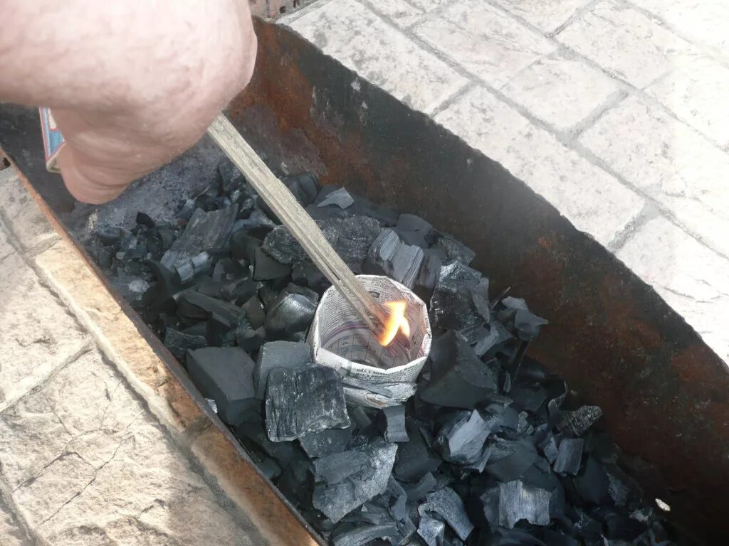 Уголь для мангала. Шашлык на углях. Разжигание углей для шашлыка. Для розжига углей для мангала.