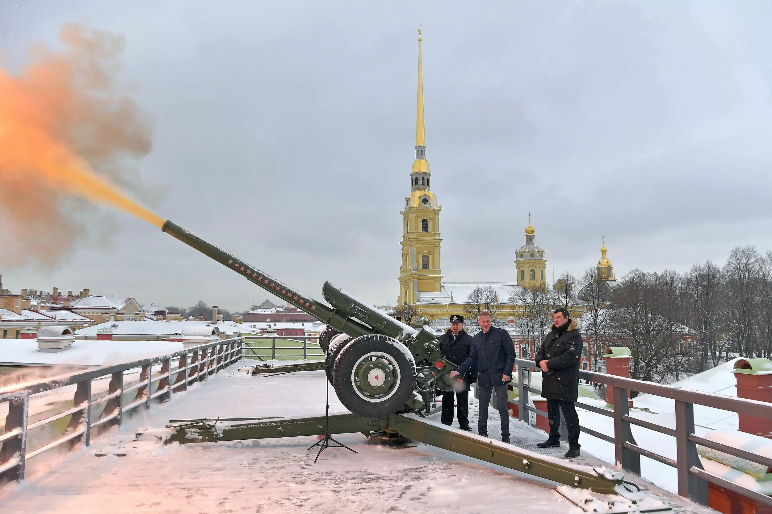 Петербург выстрелы. Нарышкин Бастион Петропавловской крепости пушка. Пушки Петропавловской крепости в Санкт-Петербурге. Полуденный выстрел с Петропавловской крепости. Выстрел из пушки на Петропавловской крепости.