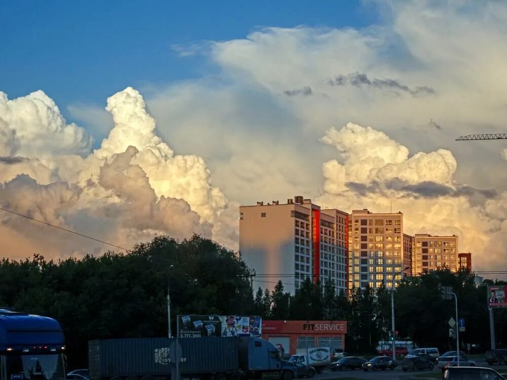 Город облаков коды. Облака над городом. Город в облаках. Тучи в городе. Облака над домом.