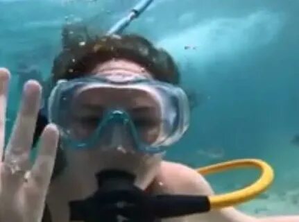 Спортсмен занимающийся дайвингом погрузился в воду 110