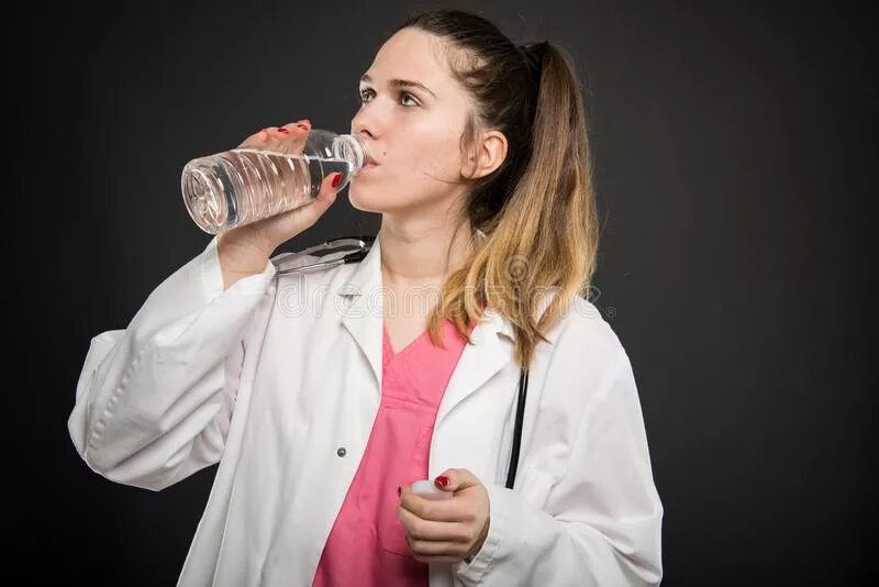 Женщина в халате с бутылкой воды. Женщина доктор пьет. Врачи выпивают. Фото медики пьют. Врачи пьют много