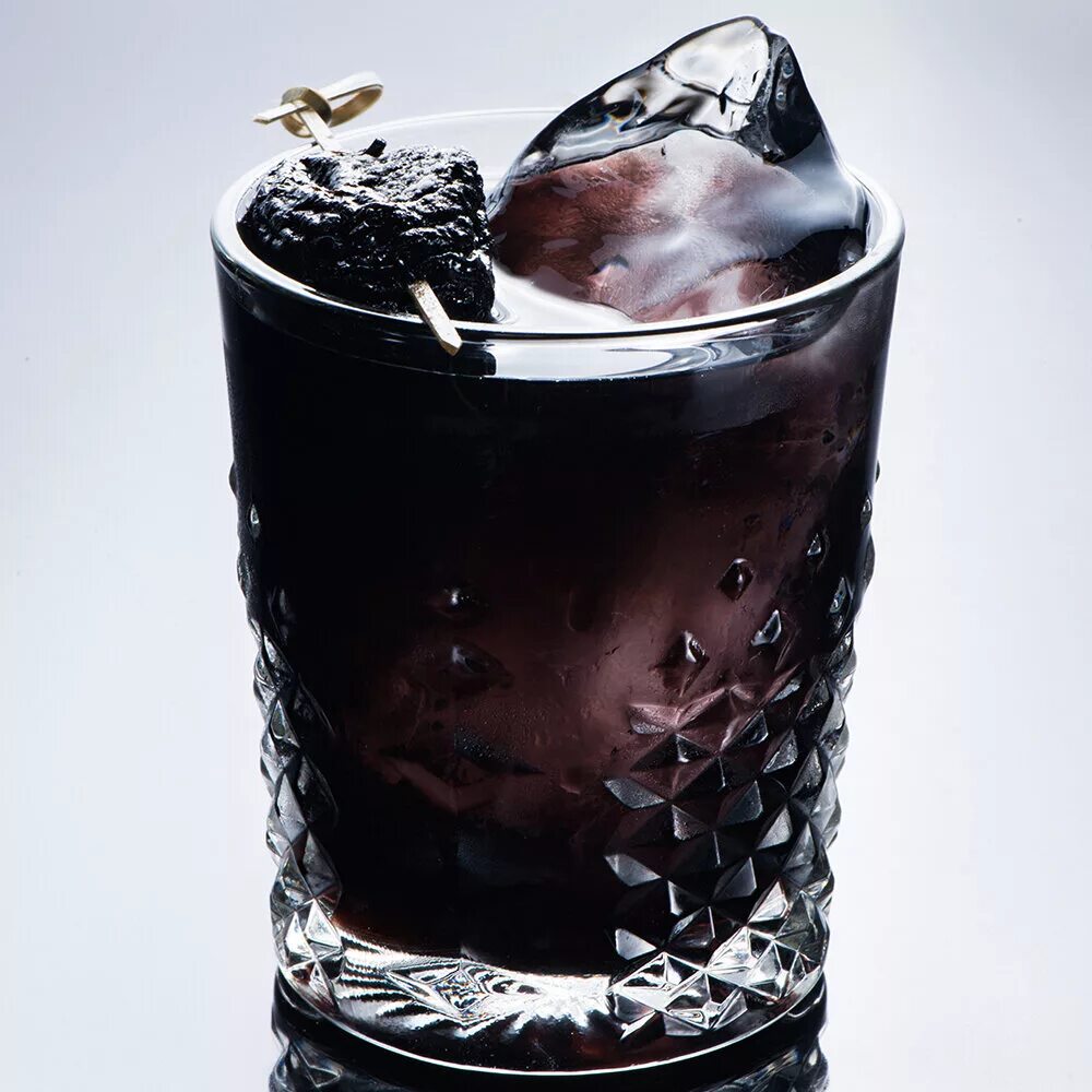 Black cocktail. Черный коктейль. Черный коктейль Эстетика. Черный напиток в стакане. Темный алкогольный напиток.