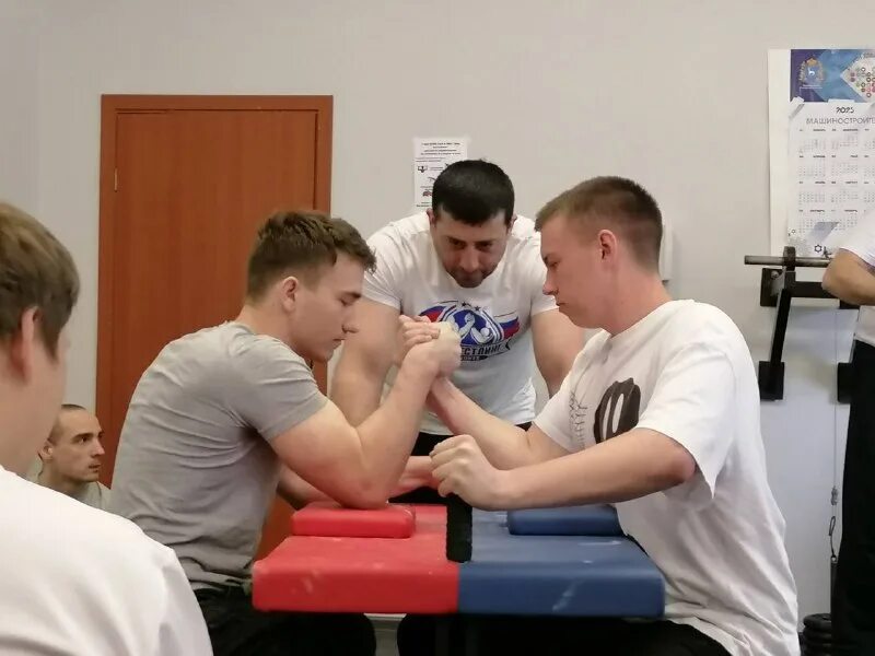 Армрестлинг мгу. Армрестлинг сургут секция. Секция армрестлинга в москве. Армрестлинг евгений миляновский. Вузы москвы армрестлинг.