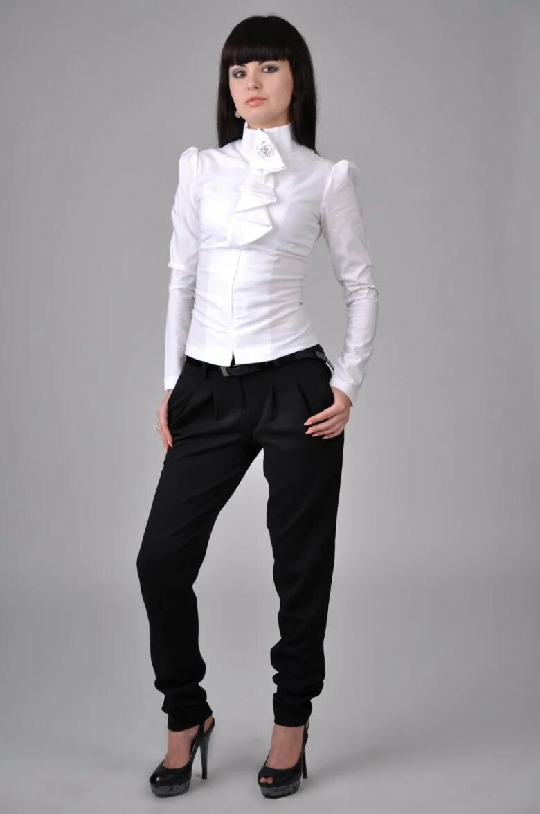 Черные брюки белая блузка. Белая рубашка и брюки женские. Белая блузкачерныые брюки. Костюм черный верх белый низ. Белая блузка и черные брюки.