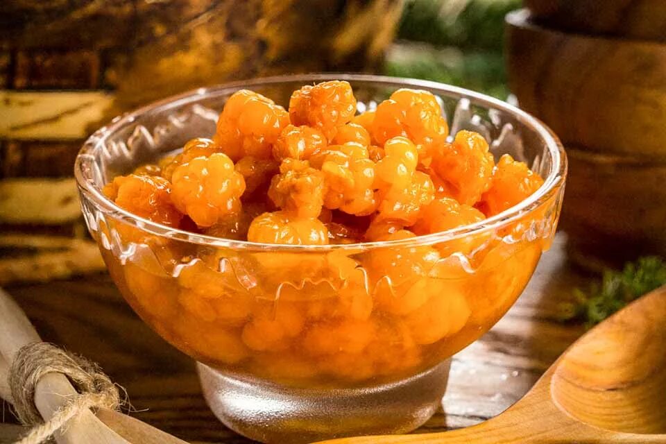Морошка на зиму без варки как сохранить. Моченая морошка. облепиха и морошка. морошка ягода варенье. таволожная мочёная морошка.