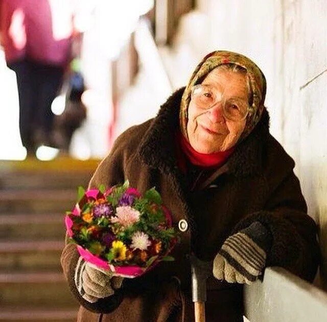 Бабушка стала молча подогревать. В каждом городе есть бабушки и дедушки которым стыдно просить. Бабки есть. Бабка демотиватор. Демотиваторы про бабушек.