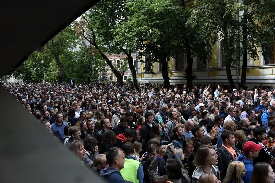 Митинг Москва 1991 Манежная. Толпа 1000 человек. Оратор на митинге. Толпа 5 тысяч человек. Группа 1000 человек