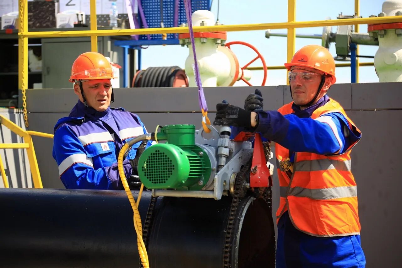 Слесарь технологических установок. Слесарь рту. Новый уренгой завод газпром. Профессия слесарь. Слесарь технологических установок.