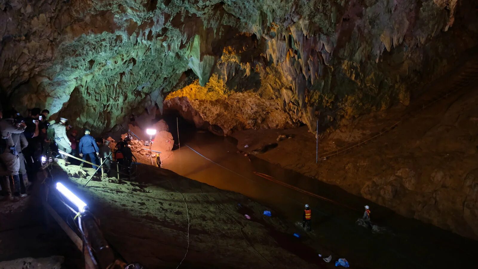Спасательная операция в пещере Тхамлуангнангнон. Пещера Тхам Луанг. Тхамлуангнангнон пещера 2018. Спасение детей из пещеры в Таиланде.