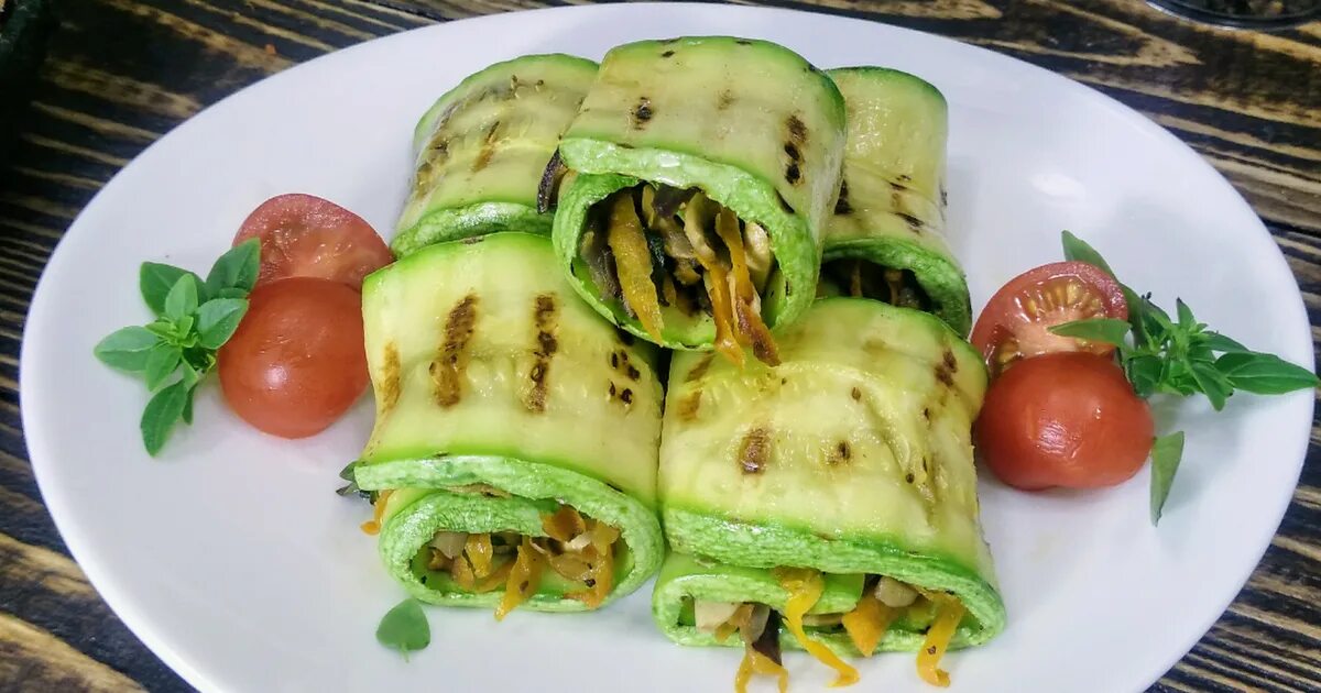 кабачковый рулет. кабачковый рулет с грибами и сыром. рулетики из цукини с грибами. грибной рулет. рулетики из цукини с грибами.