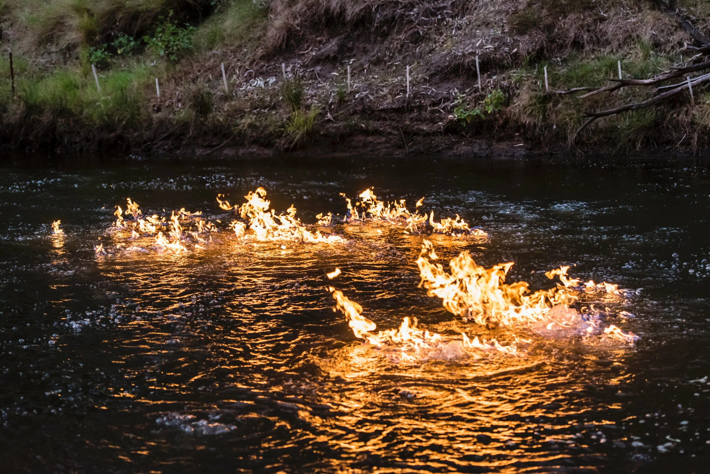 Огонь и вода. Огни на реке. Горящая река. Отражение костра в воде. Может ли вода сгорать