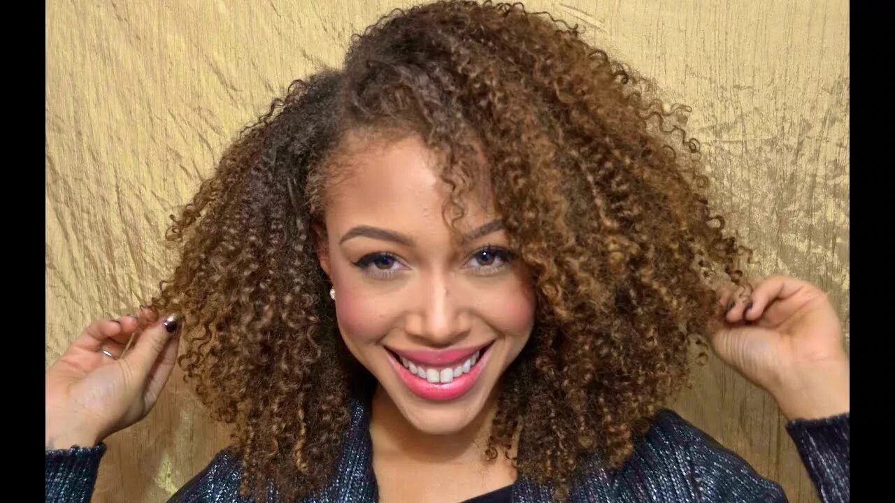 Кудрявые девушки от природы. Old money curly hairstyle women. Кудрявая девушка. Афро кудри на круглое лицо. Маллет на кудрявые волосы.
