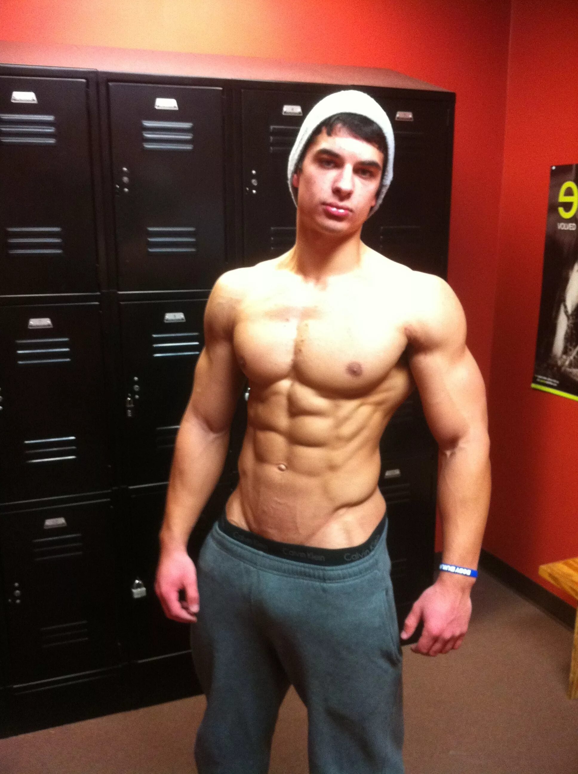 Фото парня 18 домашние