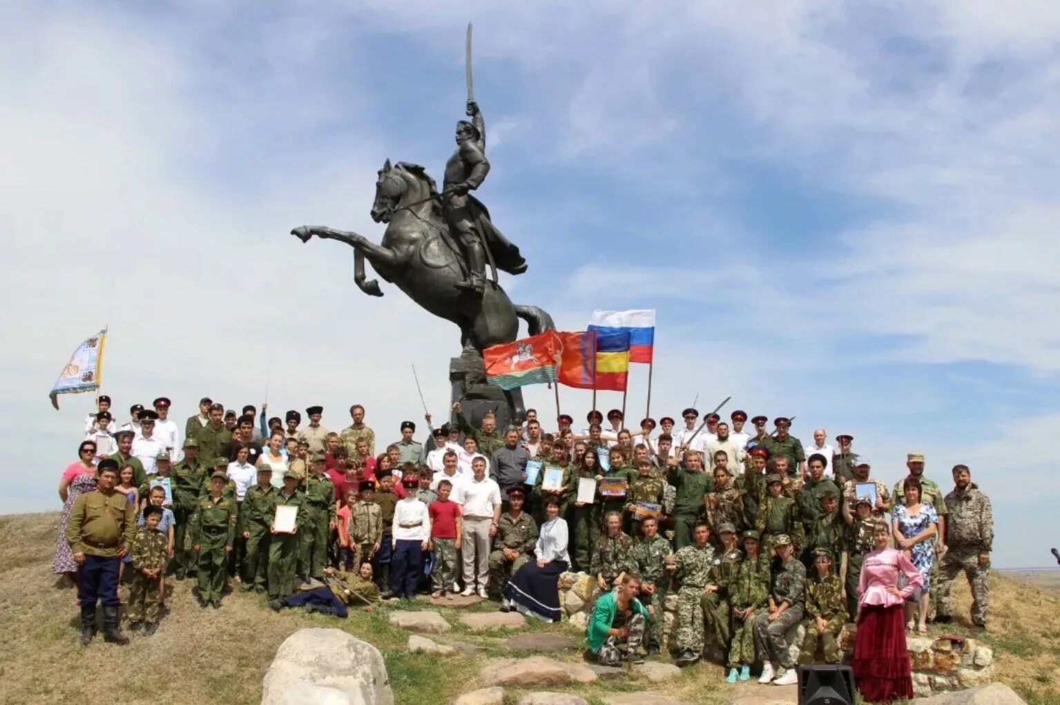 Станица Кумылженская Волгоградской области. Памятник казачеству станицы Кумылженский район. Станица Кумылженская, Волгоградская обл.. Казачий щит Кумылженская.