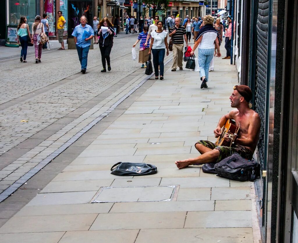 Бомж гитарист. Уличные попрошайки. Уличный музыкант бомж. Бездомный музыкант. Попрошайки на улицах города.
