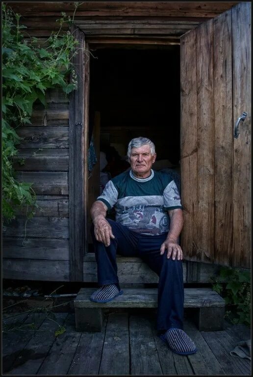 мужчина в деревенском доме. мужчина на скамейке с собакой. одинокие люди в деревнях. мужчина в деревне. старушка в деревне.