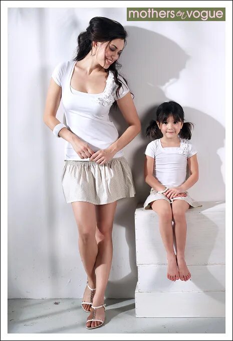 Фотосессия мама и дочка в колготочках. Колготы дочь и мама. Белое белье для мамы и Дочки. Белое нижнее белье для мамы и Дочки.