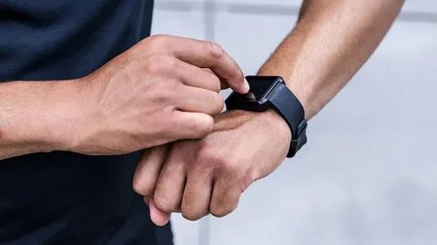 Какой средний возраст клиентов купивших smartwatch
