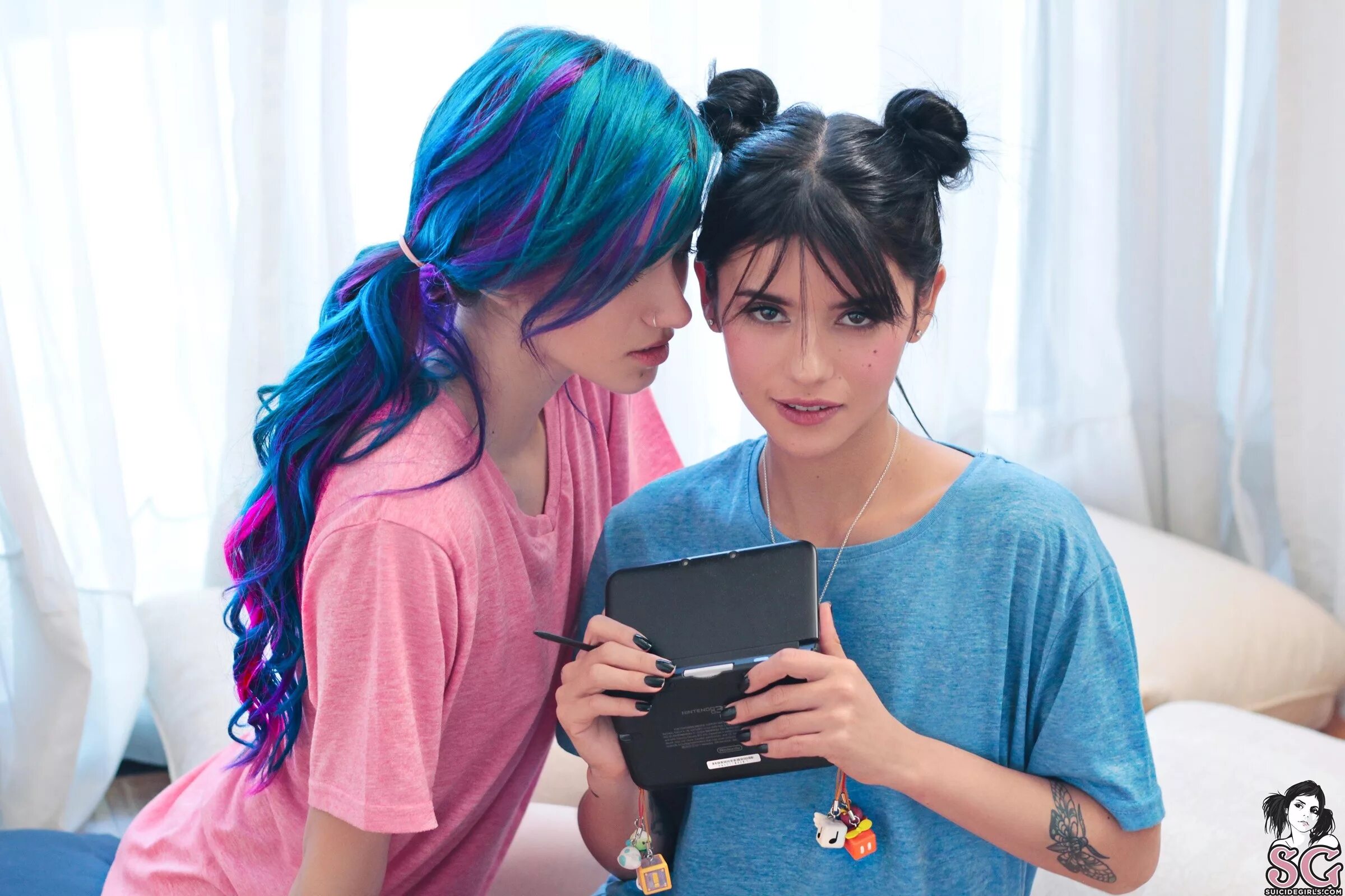 Blue lesbian. Суисайд герлз Fay. Ness+Fay. Fay Suicide and Ness. Суисайд герлз синие волосы.