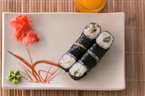 Роллы на женщине