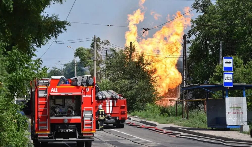 В центре Донецка прогремел мощный взрыв. В Донецке прогремел мощный взрыв. Пожар на газопроводе. Донецк пожар. Горел газопровод