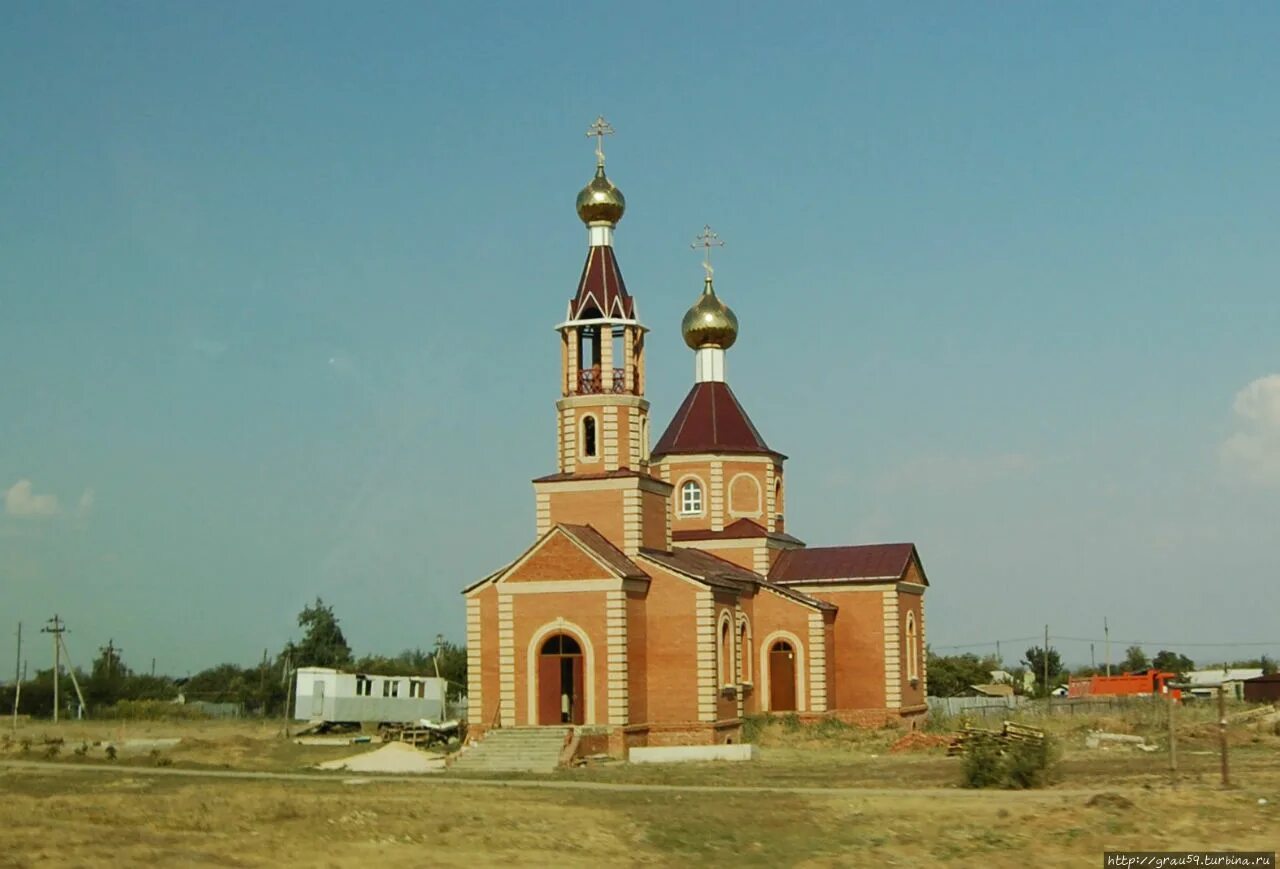 Поселки саратовского района. Храм Царственных страстотерпцев в Саратовской области. Поселок Дубки Саратов. Храм Дубки Саратов. Церковь Царственных страстотерпцев Дубки.