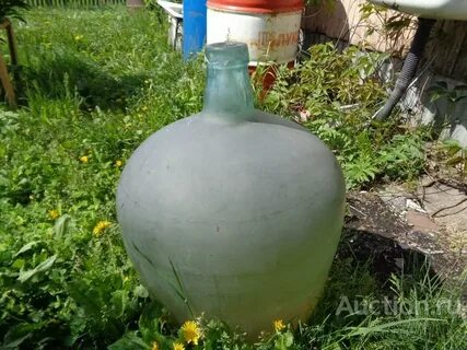 Большой бутыль с узким горлом