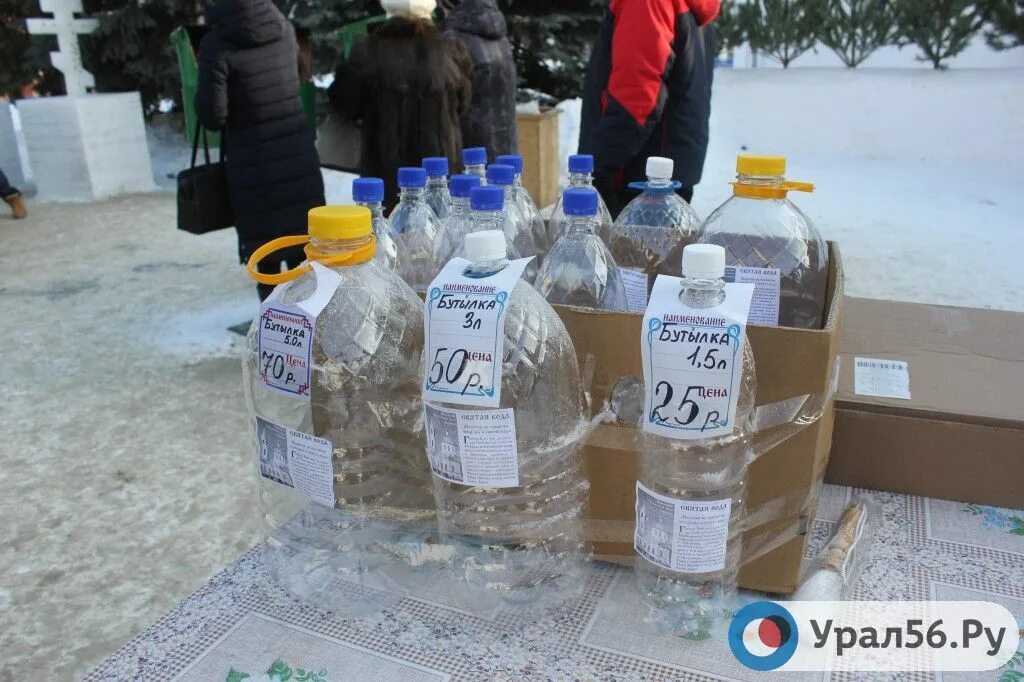 Зимой на улице пустую бутылку