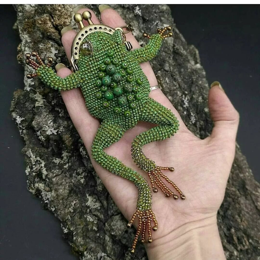 жаба из бисера. лягушка монетница из бисера. лягушка из бисера объемная. жаба из бисера. лягушка из бисера объемная.