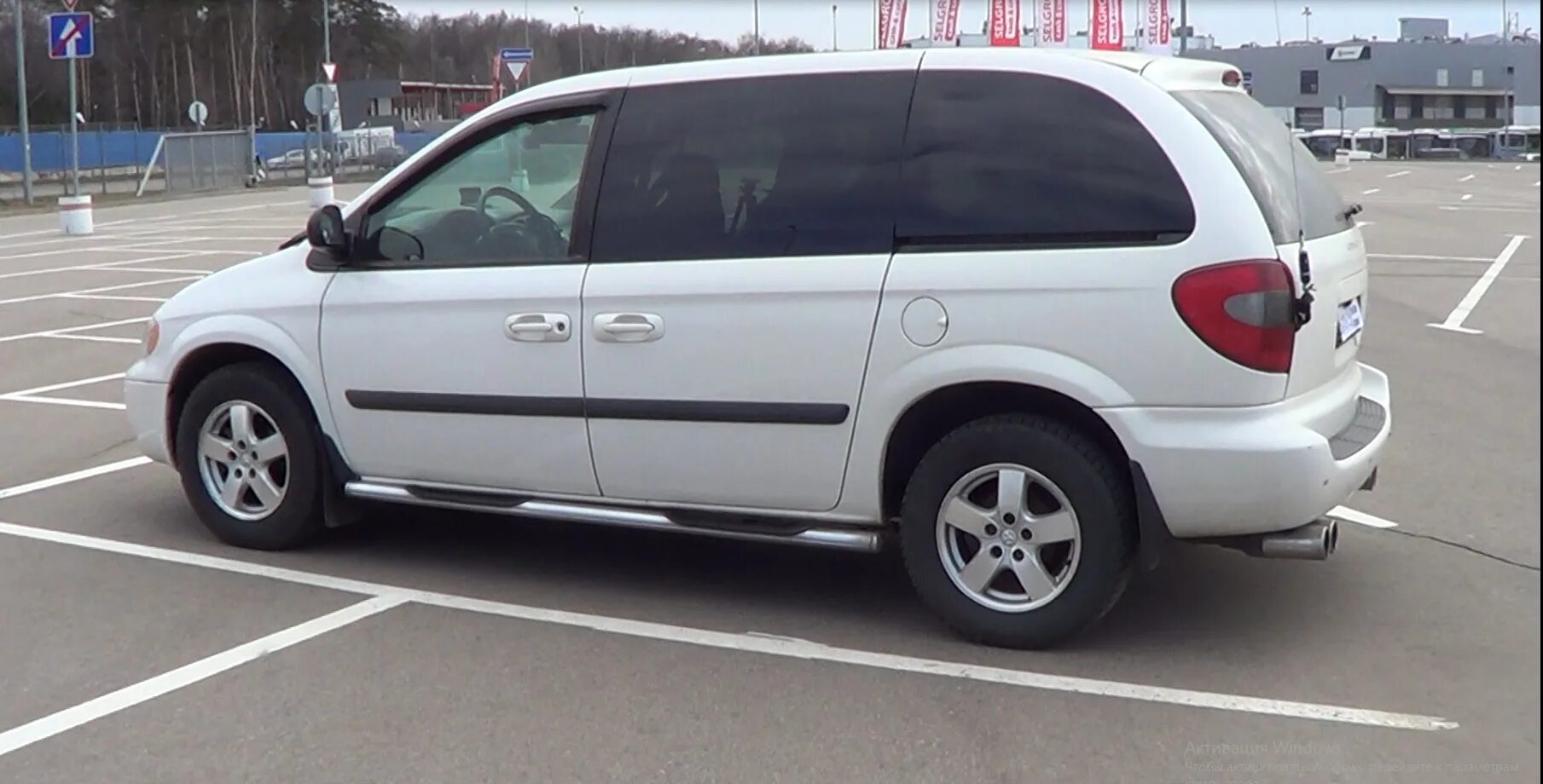 Колеса dodge caravan. Dodge caravan тонированный. Колеса dodge caravan. Диски dodge grand caravan. Додж караван на 18 дисках.