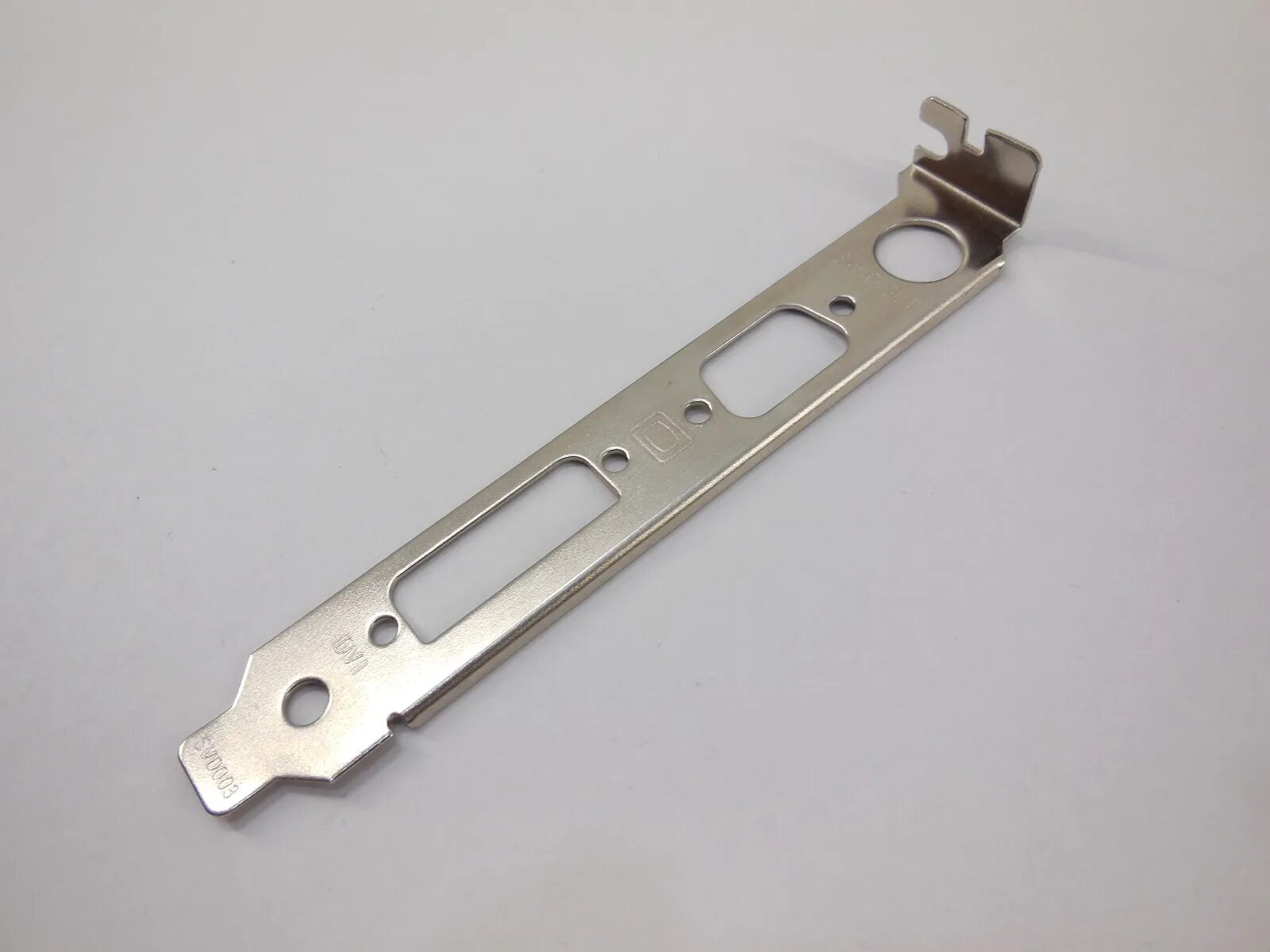 Планки для видеокарт. Планка крепления видеокарты 1650. Крепежная планка для видеокарты gt630. Низкопрофильная планка gt 1050. Низкопрофильная планка gt 1050.