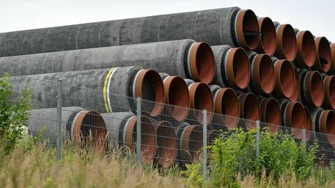 Gelagerte Rohre für den umstrittenen Pipelinebau Nord Stream 2 © IMAGO/Mari...