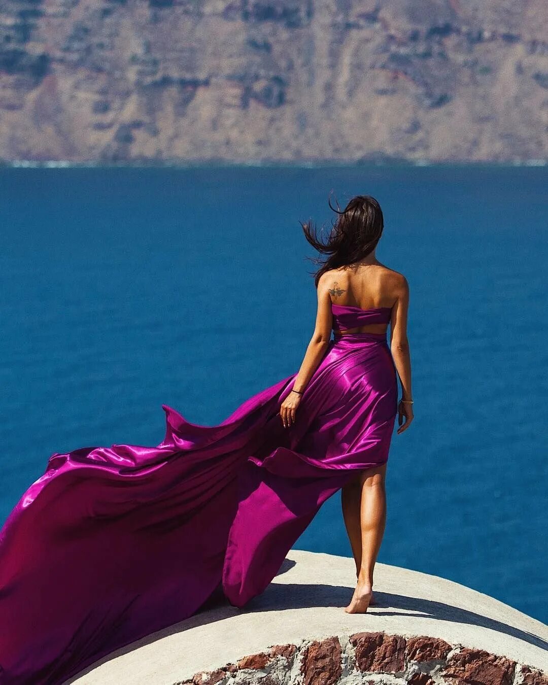 Роскошный словно. Платье на море. Шикарная женщина. Девушка в фиолетовом платье. Вечернее платье море.