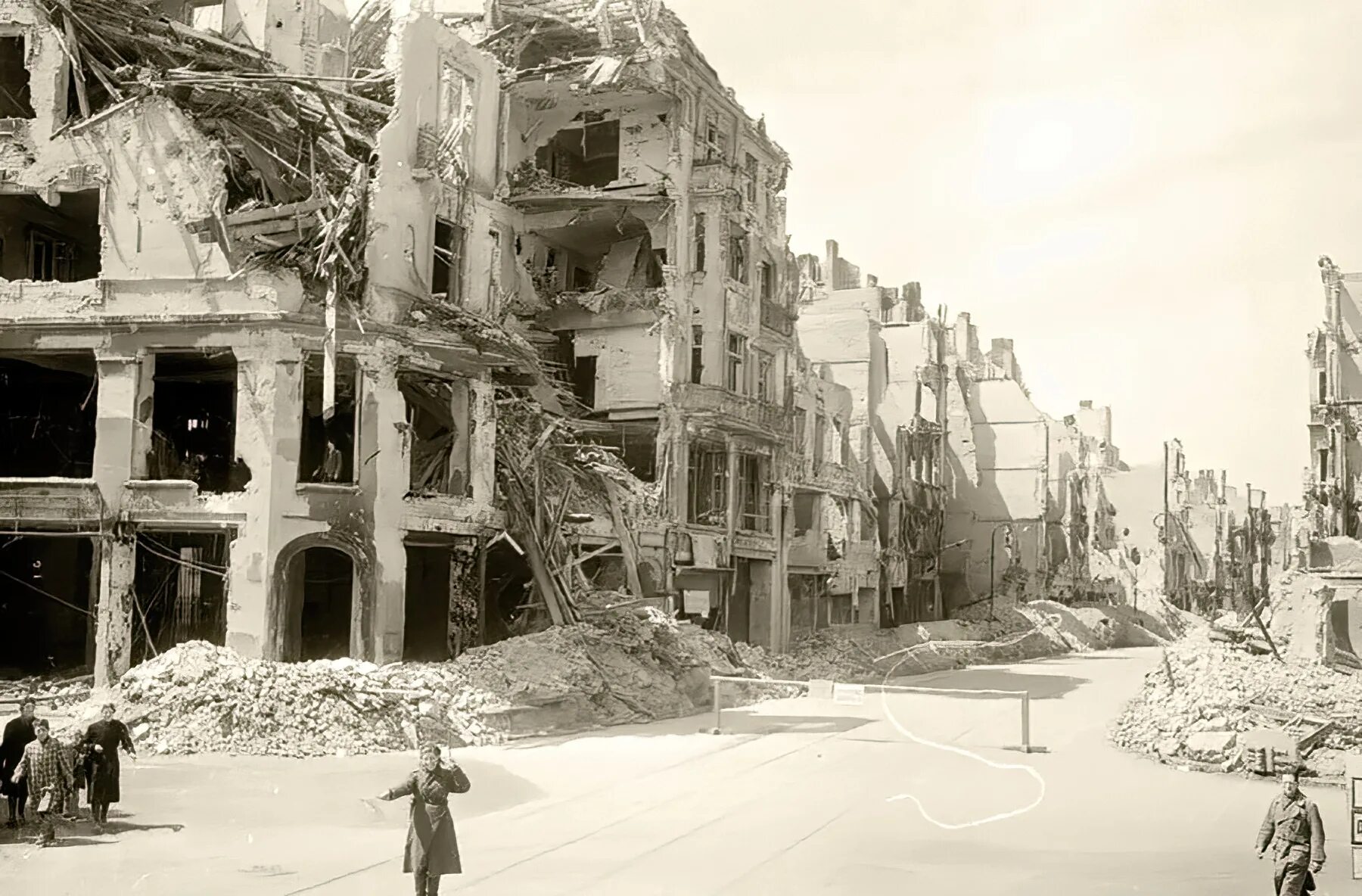 Разрушенные дома войной. Разрушенный Берлин 1945. Берлин после войны 1945. Руины Берлина 1945.