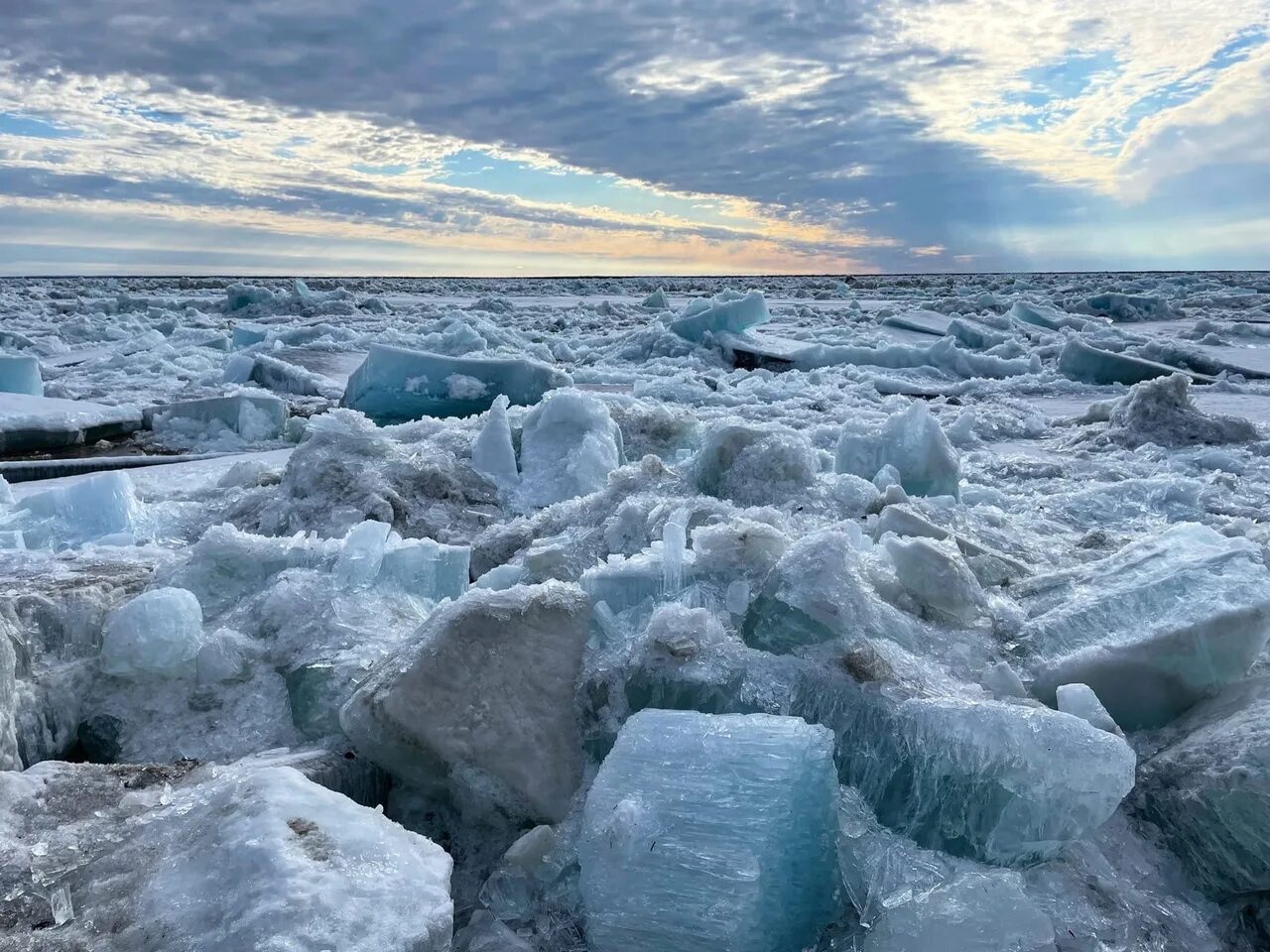 Прочитайте ледоход лед идет вышел на берег. Ледоход на Енисее в Дудинке. Ледоход на Енисее 2022 Дудинка. Глыбы льда на Енисее. Ледяное побережье.