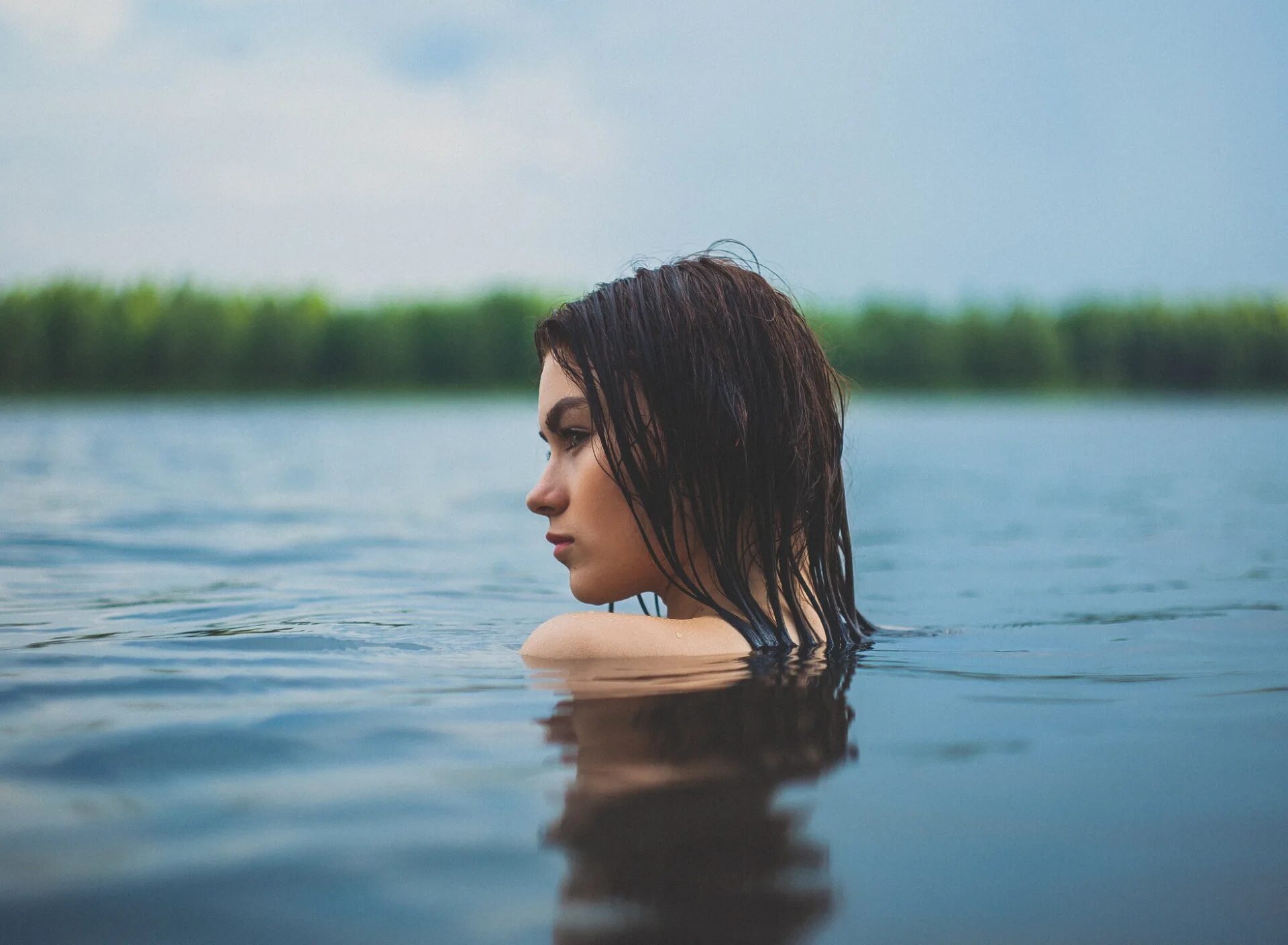 С мокрой головой песня. Девушка у реки. Девушка в воде. Фотосессия в воде. Девушка в воде фотосессия.